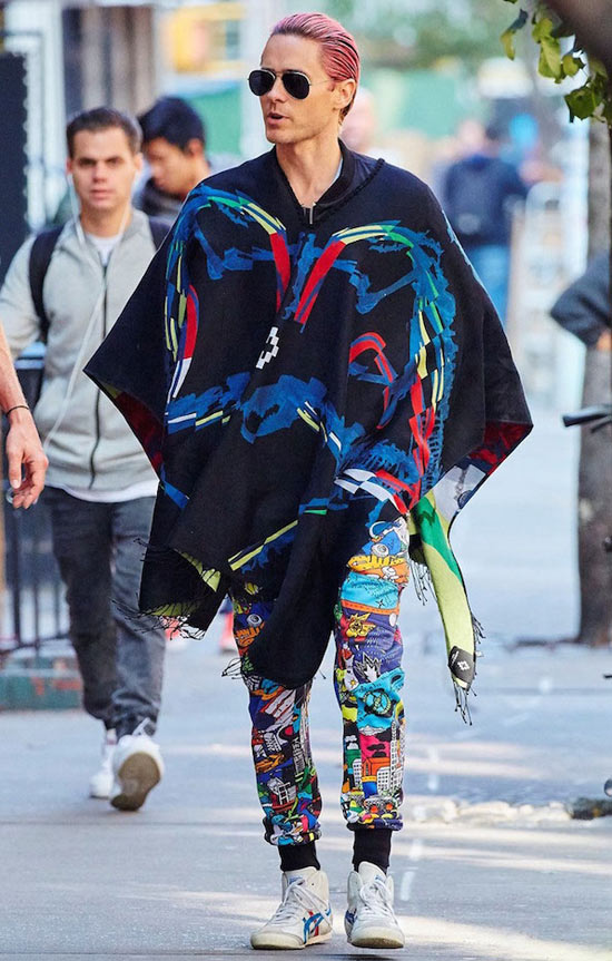 Jared Leto indossa un poncho Marcelo Burlon County of Milan
