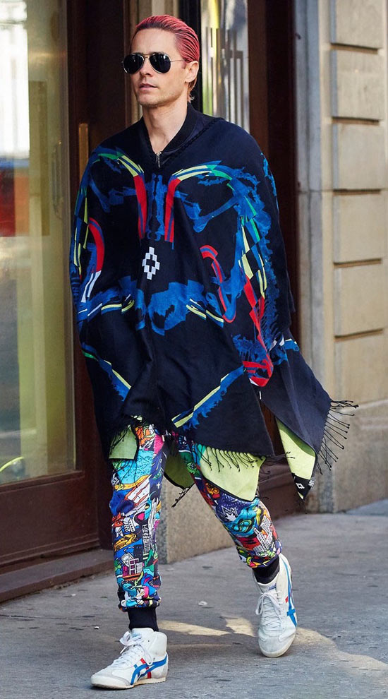 Jared Leto indossa un poncho Marcelo Burlon County of Milan