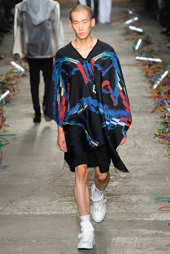 Jared Leto indossa un poncho Marcelo Burlon County of Milan
