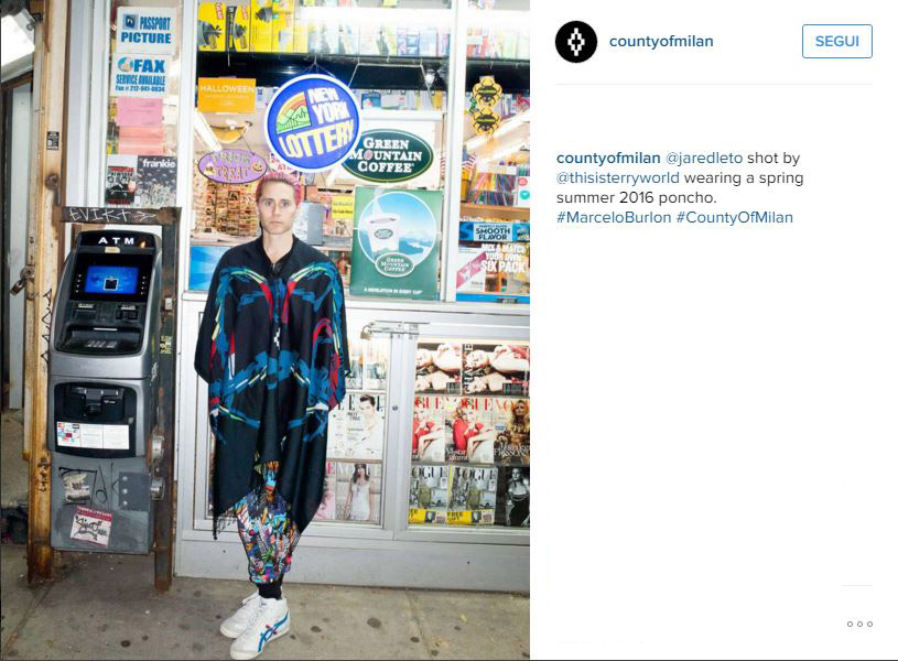 Jared Leto indossa un poncho Marcelo Burlon County of Milan