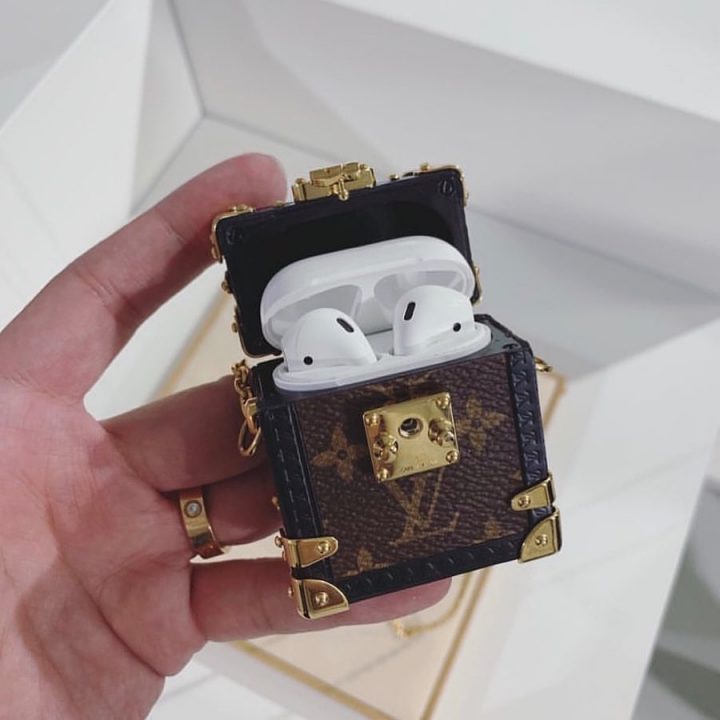 Da maxi a mini: l'iconico baule di Louis Vuitton diventa AirPods Case