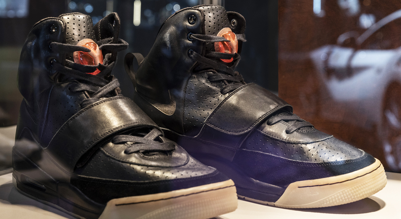 Un paio di sneakers indossate da Kanye West sono state vendute per 1,8 ...